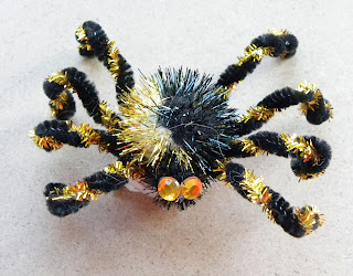 Furry felt spider brooch - kitsch Halloween fun