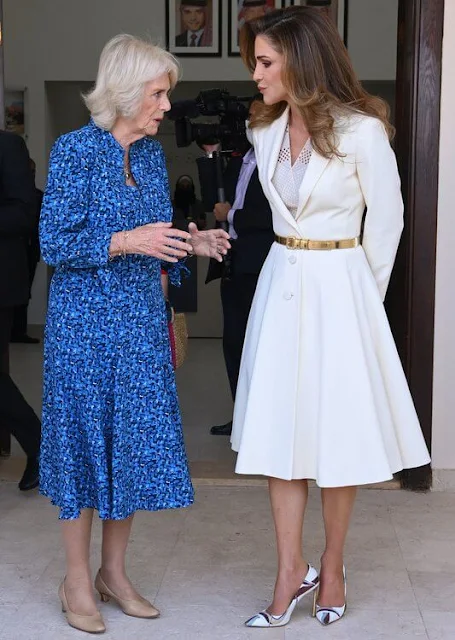 Queen Rania, Dior cream abstract pumps, Louis Vuitton metallic gold leather bag, Alaqiq bracelet, Stephen Webster hoop earring