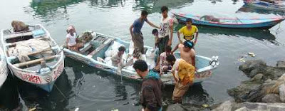 حملة نظافة لحوض رسو القوارب بميناء الاصطياد بالحديدة