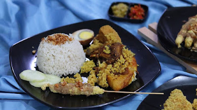 Ayam Goreng Kunyit khas Kungfu Uduk