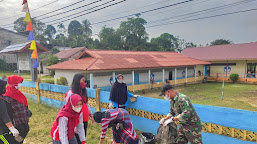 Wujudkan Kebersihan Lingkungan, Satgas Pamtas Yonif Mekanis 643/Wns Bersama Warga Gotong Royong Di Desa Perbatasan