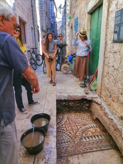 Στην Παλιά Πόλη στο νησί Hvar της Αδριατικής στην Κροατία, ένα ρωμαϊκό ψηφιδωτό ανακαλύφθηκε κάτω από ένα στενό δρόμο. [Credit: Sl. Dalmacıja]
