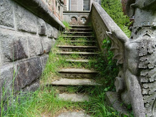 urbex-manoir-château-gargouilles-escalier-jpg