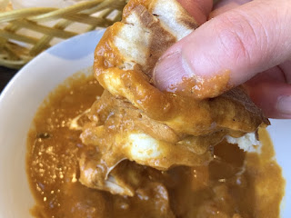 カレーをナンにつけて食べる