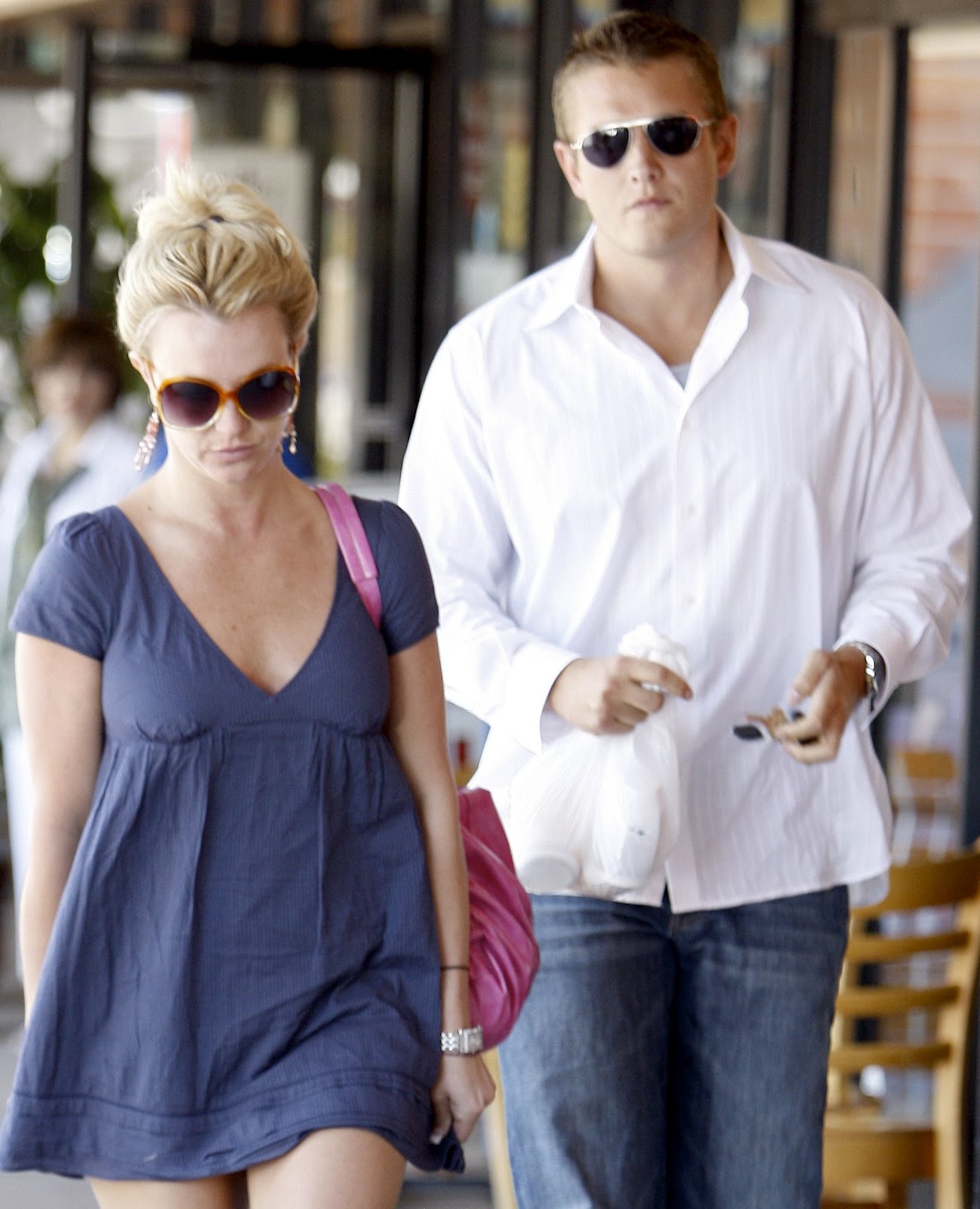 Britney Spears Shopping At The Health And Vitamin Store Health Nut In Los Angeles