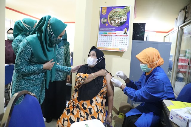 Ning Sasha Muhdlor Menyapa Para Lansia Yang Ikut Vaksinasi di Kantor Kecamatan Krian