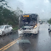 Cruz das Almas: micro-ônibus da Jauá colide na traseira de carreta na BR-101