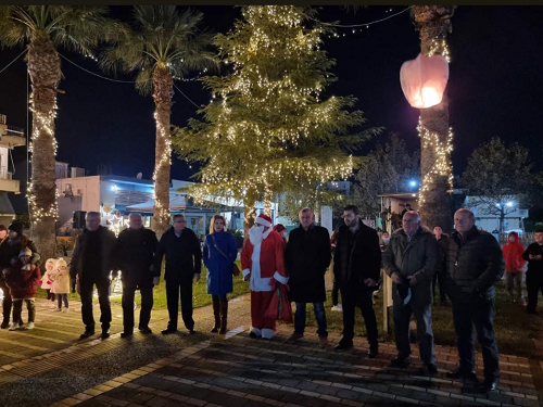 Δήμος Πηνειού: Φωταγωγήθηκε το δέντρο στην Γαστούνη- Μαρίνος: «Αλλάζει όψη η Πλατεία Ελευθερίας» - Το πρόγραμμα των Χριστουγεννιάτικων εκδηλώσεων (photos)