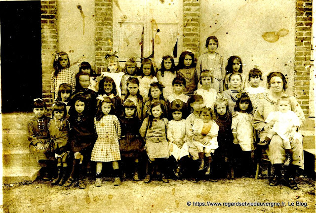 photo ancienne noir et blanc, école de filles Mestre, Auzat sur Allier