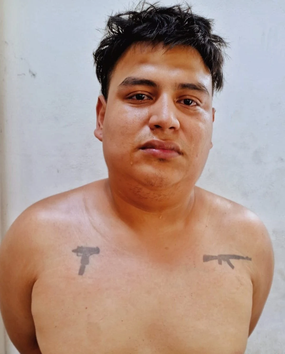 El Salvador: Capturan a peligroso pandillero que tenía tatuado una metralleta y un rifle en su cuerpo