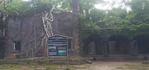 Ruins of " Subordinates Club" on Ross Island.