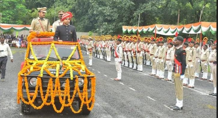कलेक्टर सोमेश मिश्रा ने स्वतंत्रता दिवस के अवसर पर ध्वजारोहण कर मुख्यमंत्री जी के संदेश का वाचन किया