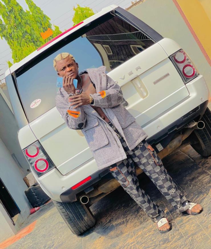 “No spoil my car o” – Singer Portable warns as he shares wads of cash to fans (Video)