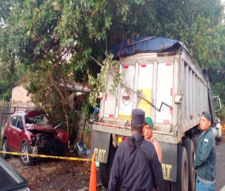El Salvador: Un muerto dejó accidente provocado por una rastra en La Libertad