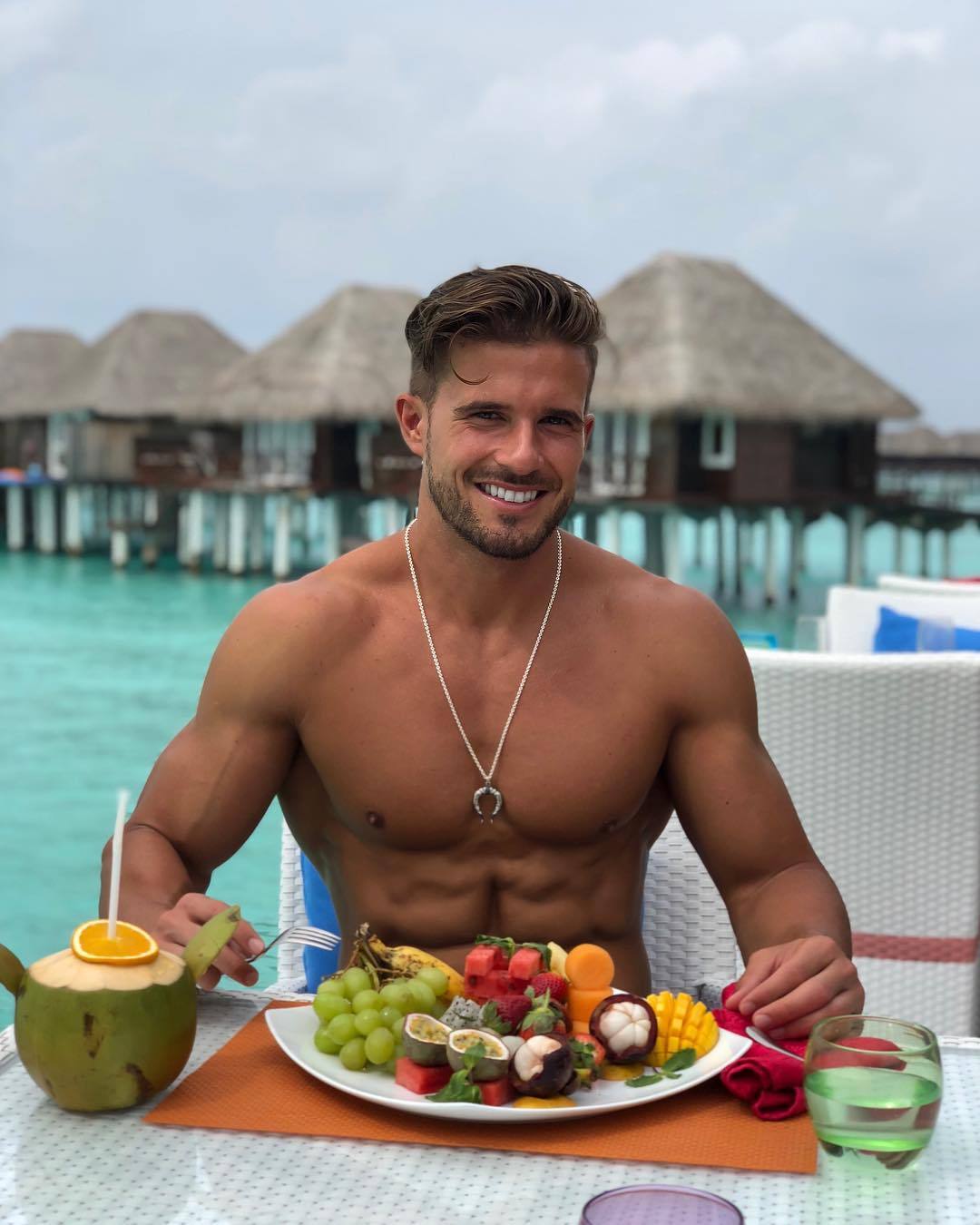 hot-guys-eating-sweets-fruits