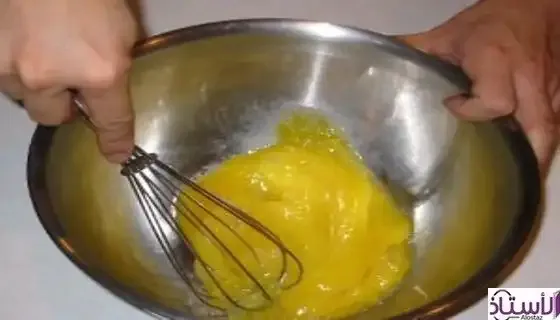 Whisk-eggs-and-vanilla
