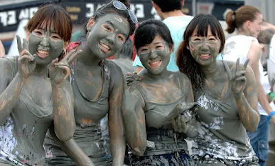 boryeong mud festival: होली की तरह ही दक्षिण कोरिया में "बोरियॉन्ग मड फेस्टिवल" बड़े पैमाने पर मनाई जाती है,