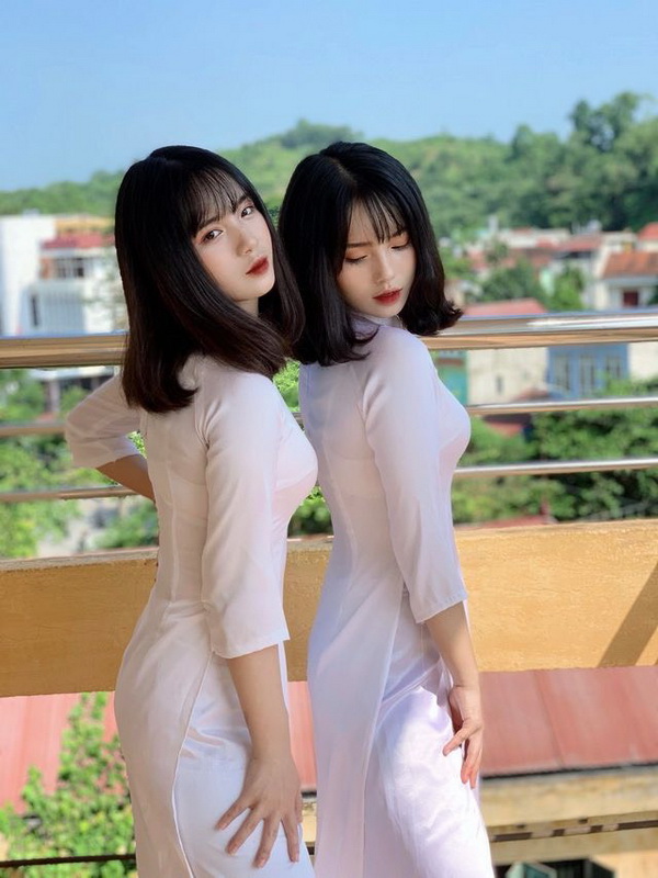 Hai nữ sinh áo dài trắng
