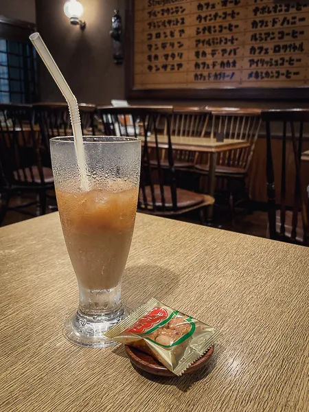 名古屋『珈琲家比呂野』アイスオーレとおまけのお茶菓子
