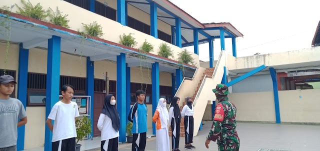 Tanamkan Kedisiplinan dan Bentuk Mental dan Siswa Sejak Dini, Babinsa Berikan Pelatihan PBB di Sekolah