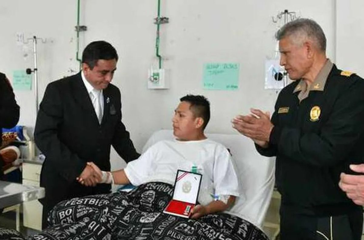 Perú: Condecoran con una medalla a policía que abatió a un ladrón a balazos