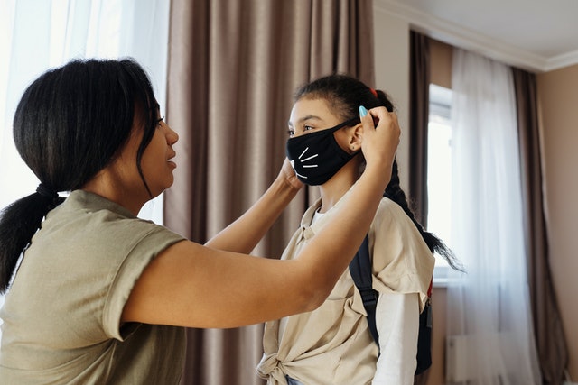 Cara Mengajari Anak Menggunakan Masker untuk Mencegah COVID-19