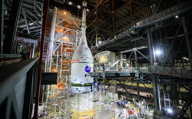 La nave espacial Orion para la misión Artemis I de la NASA, completamente ensamblada con su sistema de aborto de lanzamiento, se eleva sobre el cohete del Sistema de Lanzamiento Espacial (SLS) en la Bahía Alta 3 del Edificio de Ensamblaje de Vehículos en el Centro Espacial Kennedy en Florida el 20 de octubre de 2021. (Crédito de la imagen: NASA/Frank Michaux)
