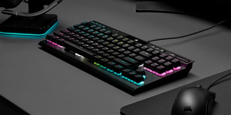 El teclado Corsair K70 ofrece un cómodo término medio entre la comodidad de un teclado de tamaño completo y la movilidad de un miniteclado.