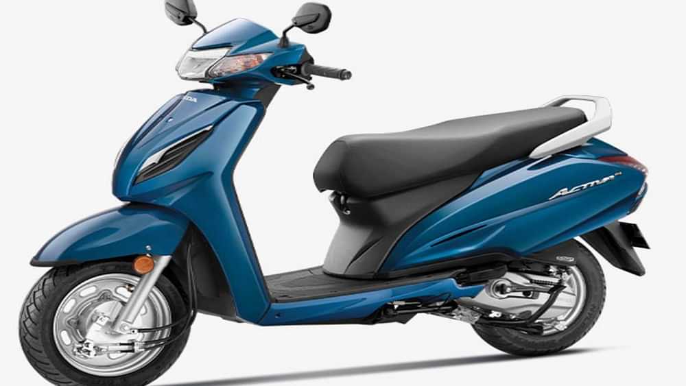This Honda Activa scooter is available for just 23,000 rupees and has good mileage.