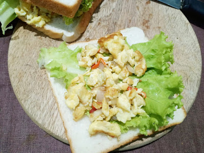 Roti Telur Hancur Dengan Salad