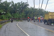 Belasan Tiang listrik PLN tumbang di jalan Bireuen-Takengon menimpa 2 unit mobil yang sedang melintas