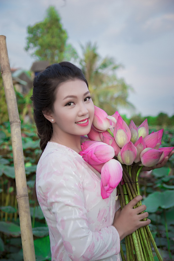 Thiếu nữ áo bà ba trắng, sen hồng