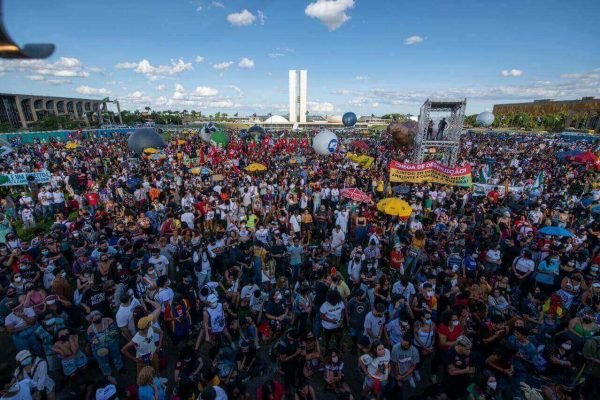 Ato em defesa da terra reúne artistas e ativistas na Esplanada dos Ministérios