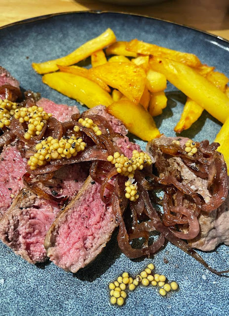 Steak mit angerösteten süßsauer eingelegten Zwiebeln und Senfkaviar.