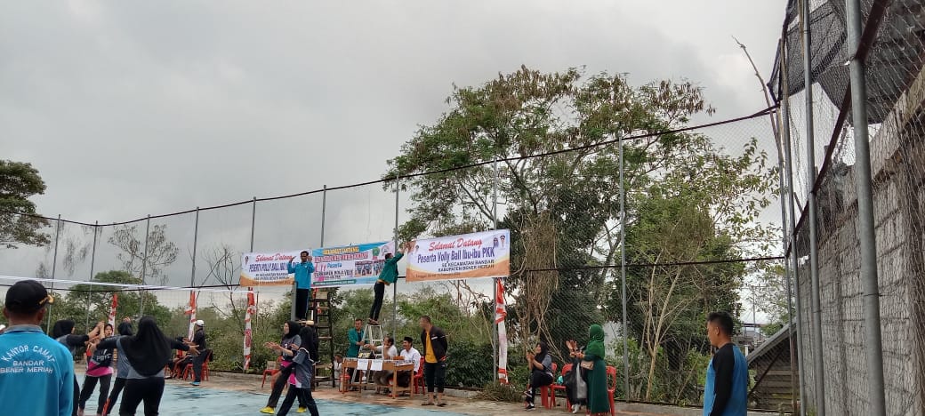 Mahasiswa KKM Umuslim Kampung Makmur Sentosa Adakan Kerja Bakti Bersihkan Lapangan Volly