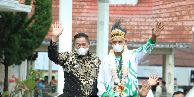 Eddy Keleng Ate Berutu Sambut Atlet Dairi dari Peparnas XVI Papua.lelemuku.com.jpg