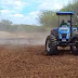 Prefeitura de Prata atende agricultores com programa de Aração de Terras