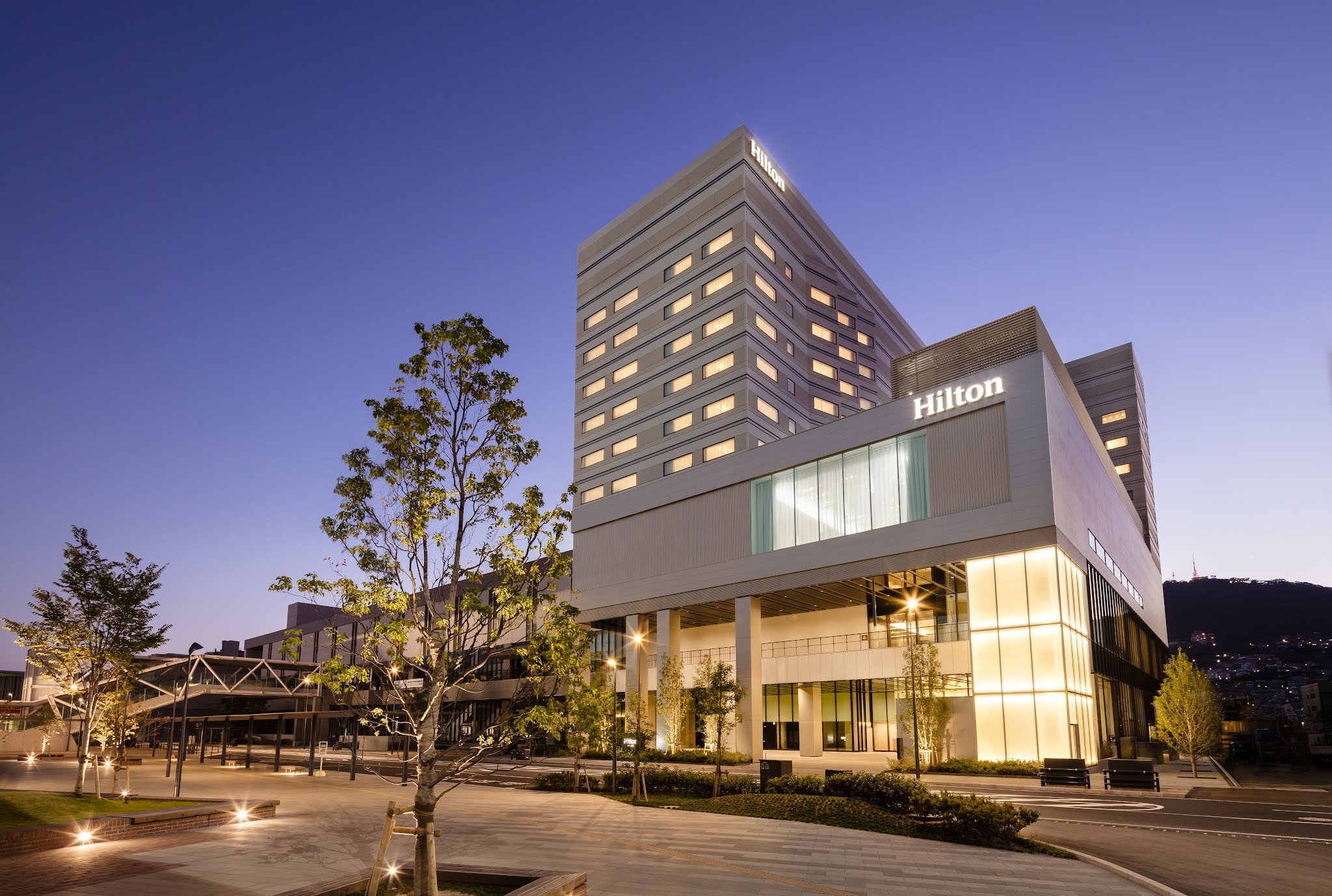 The 200-room hotel offers convenient access to new large-scale convention center and popular sightseeing spots in the city