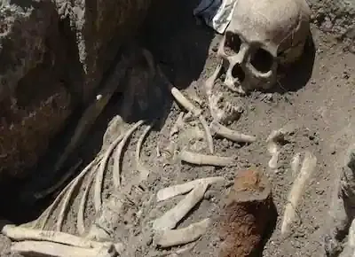 هيكل عظمي آدمي لجثة ميتة مدفونة داخل قبر أو لحد في التراب
