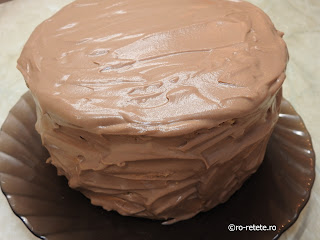 Tort de ciocolata reteta cu blat de pandispan si crema de fineti cu mascarpone si frisca retete desert prajitura dulce cu nuca torturi prajituri deserturi,