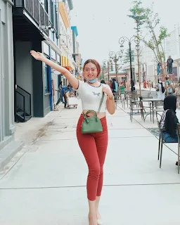 99 Potret Menarik Selebgram cantik Indonesia Berwajah Imut Della Aprilia instagram