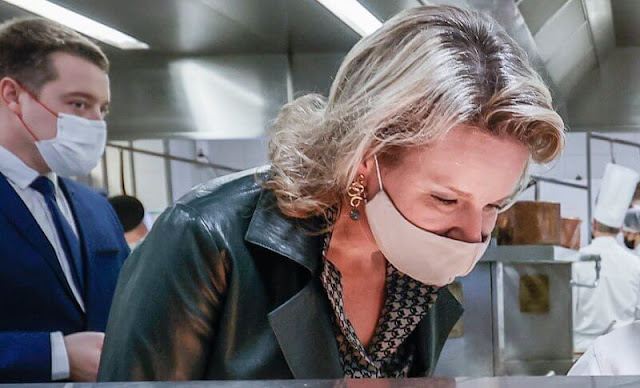 The Queen toured three kitchens of the EHPN, the hot kitchen, the cold kitchen and the pastry shop. Natan leather jacket