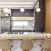 Cozinha integrada cinza, amadeirada e marmorizada com decor contemporâneo!