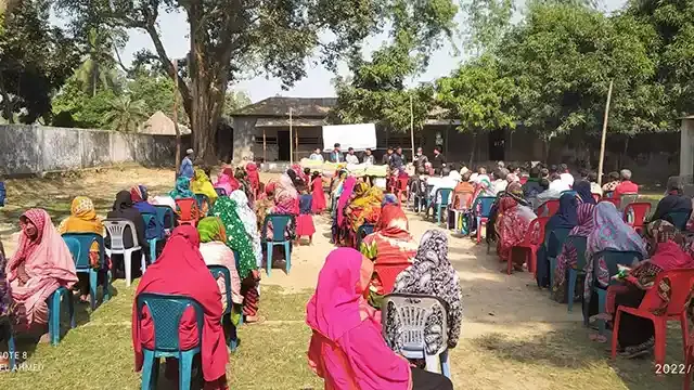 উল্লাপাড়ায় কালের কন্ঠ শুভ সংঘের শীতার্তদের মাঝে কম্বল বিতরণ