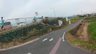 河川敷の道