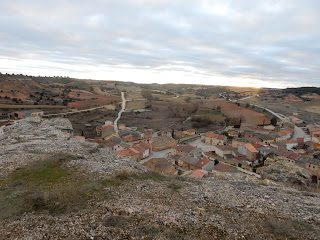 Vista del pueblo desde lo alto de las rocas