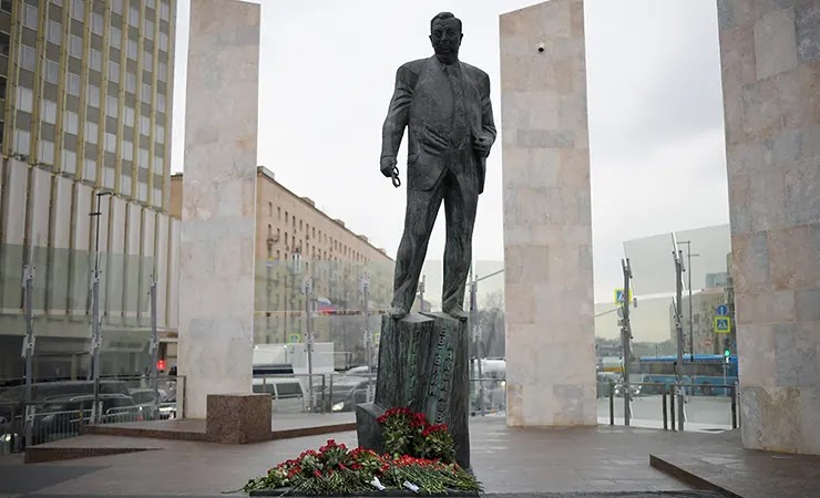 Алишер Усманов финансировал создание памятника