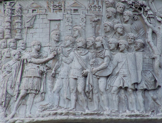 Траян обращается к своим войскам. Рельеф Колонны Траяна в Риме, начало II в