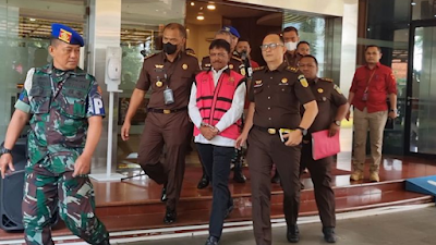 Menkominfo Johnny G Plate Pakai Rompi Pink Masuk Mobil Tahanan Kejagung