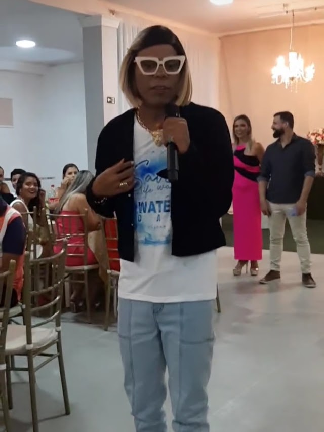 Profissionais da rede municipal de ensino de Marí/PB assistem a stand up com humorista Selma de Niêta 
